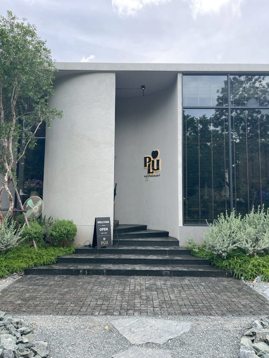 หินลูกเต๋าปูพื้น COBBLESTONE แบบแผ่นสำเร็จ MODERN DECOR รุ่นซิมพลี ผิวพ่นไฟ ข้างตัดธรรมชาติ 50X50X3 ซม. หินธรรมชาติแกรนิตสีดำ ลายเรียงตรง_3